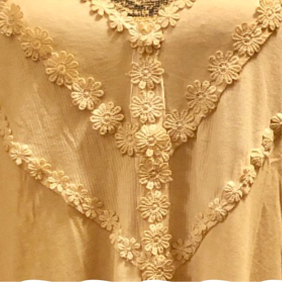 SOLD 🛍️Daisy Embroidery Lace Trim Sleeveless Top - Picture 5 of 11